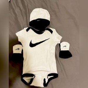 SOLD-Nike set 0-3 months old